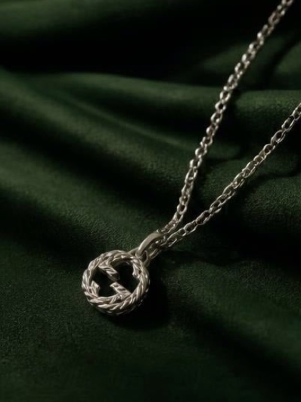 Gucci Interlocking Sterling Silver Braided Circle Pendant Necklace - Silver